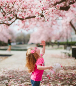 Alimenty za okres przeszły - dziewczynka na tle drzew